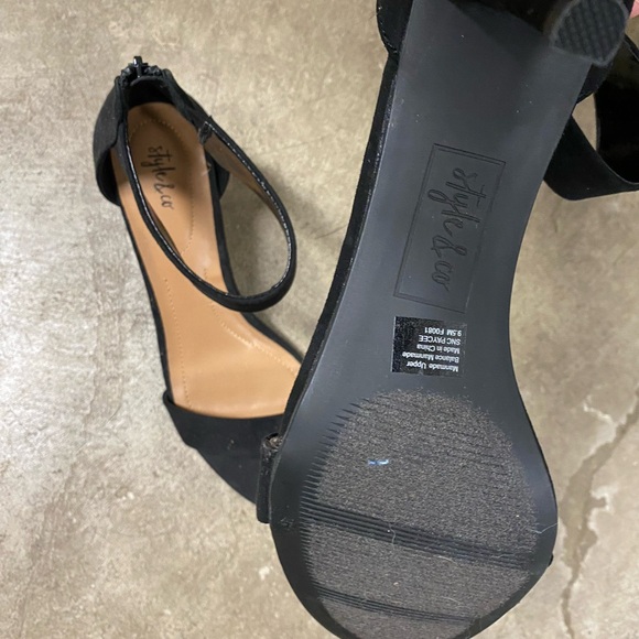 Black low heel shoes - Picture 3 of 3